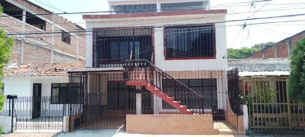Casa bifamiliar de 3 niveles en el barrio Villa del Sur