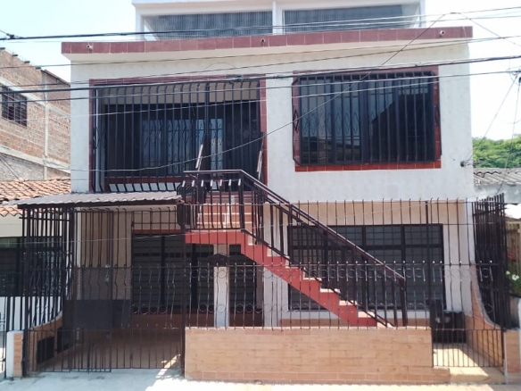 Casa bifamiliar de 3 niveles en el barrio Villa del Sur