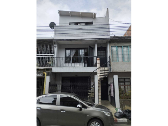 Casa de 3 pisos independientes en El Pondaje – Cali