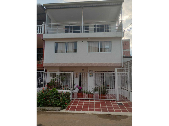 Inmueble de 3 apartamentos independientes barrio La Pradera