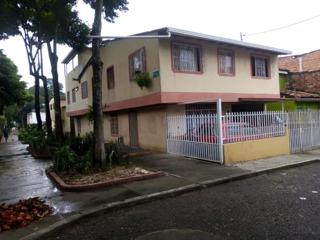 Casa esquinera en el Mutis con tres apartamentos, doble parqueadero