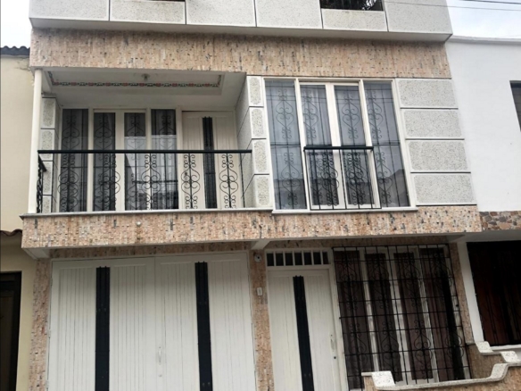 Casa de 3 pisos en el barrio Departamental