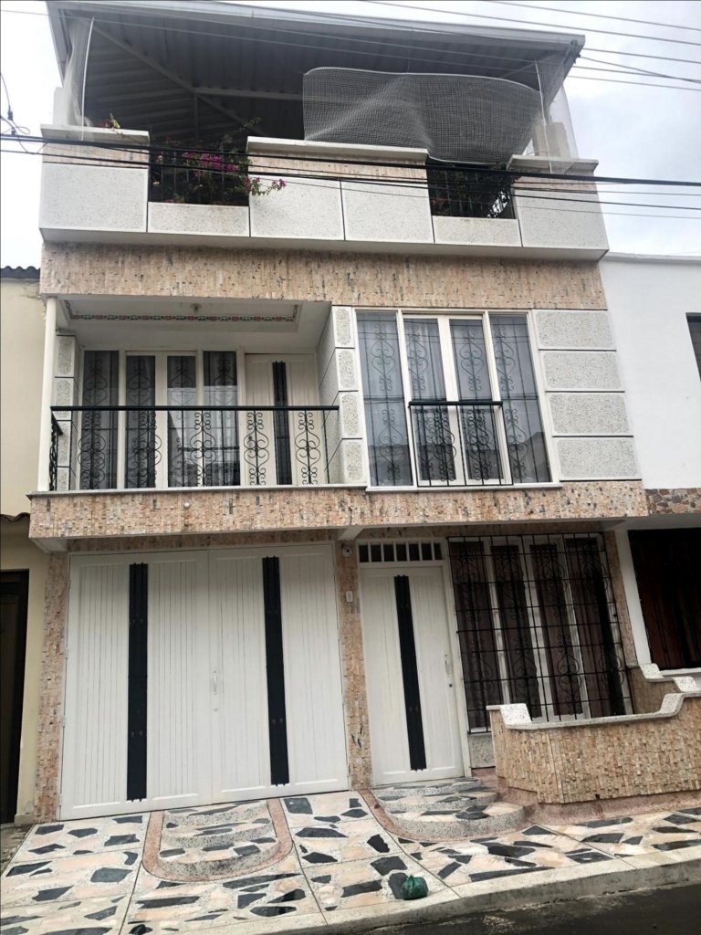 Casa de 3 pisos en el barrio Departamental
