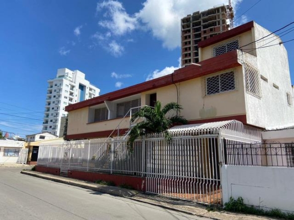 Casa en esquina en el barrio pie de la Popa