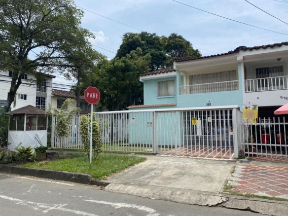 Casa esquinera en el barrio Santa Anita