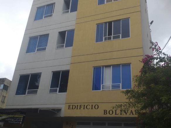 Edificio de 5 pisos en el barrio Limonar
