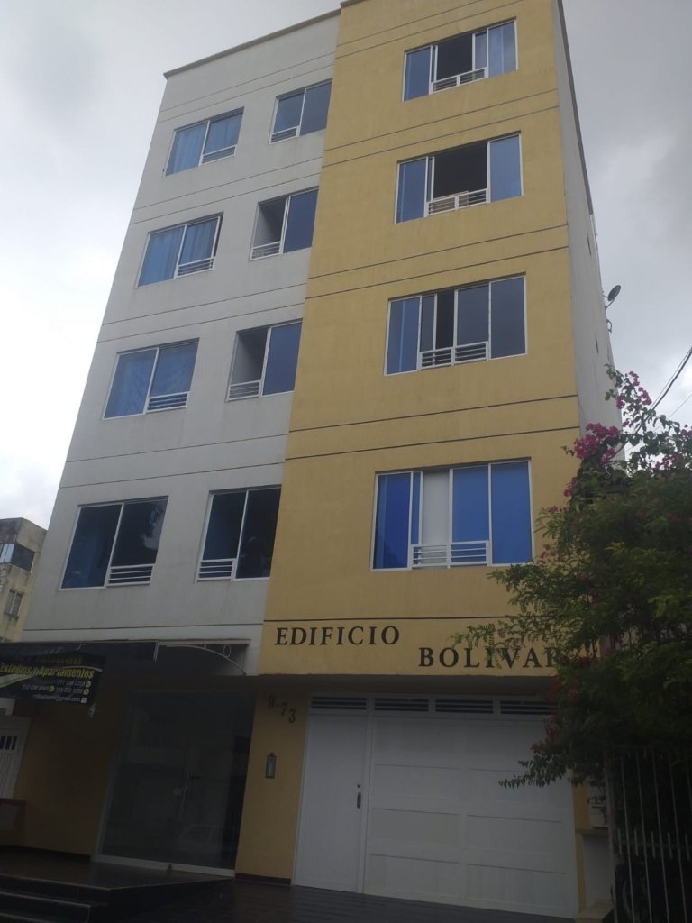 Edificio de 5 pisos en el barrio Limonar