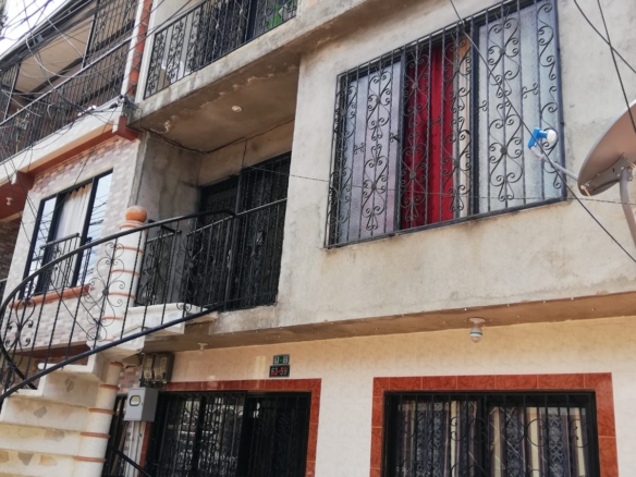 Edificio de tres pisos independientes en el barrio Las Ceibas