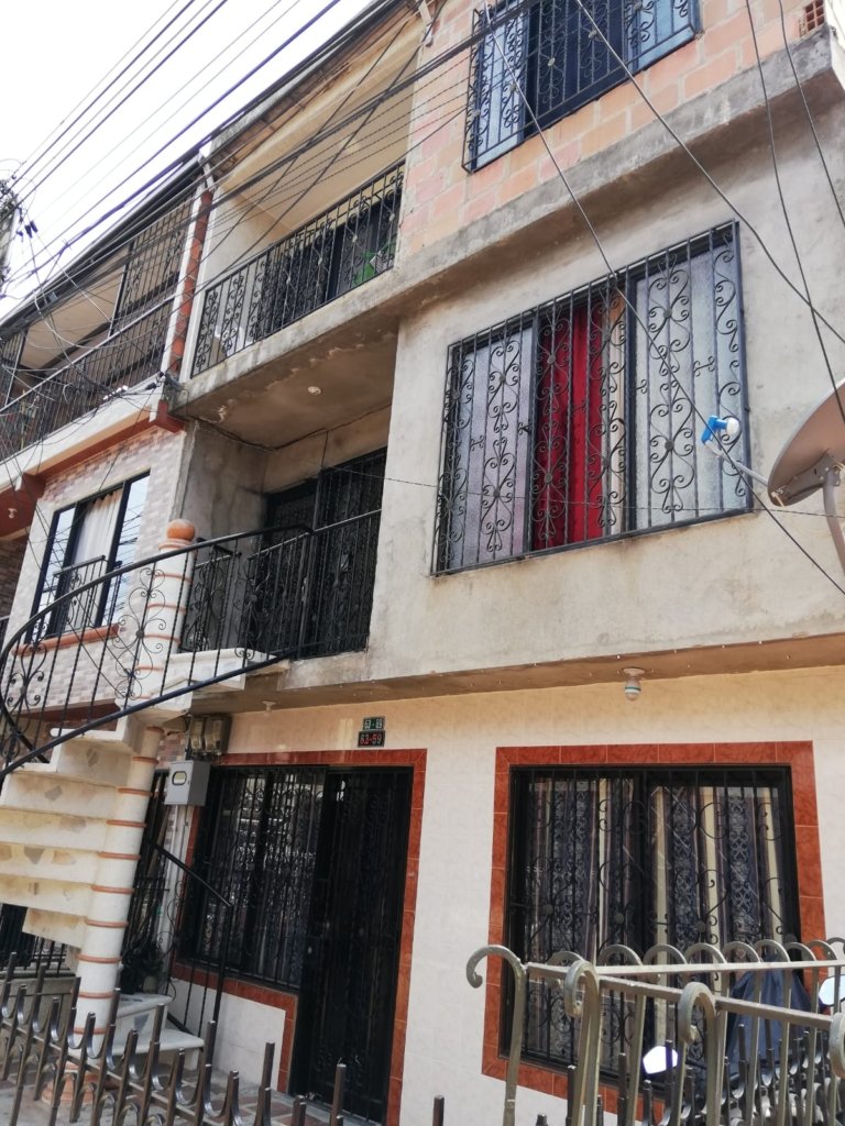 Edificio de tres pisos independientes en el barrio Las Ceibas
