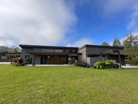 Casa finca para estrenar en la parcelación El Tambo, en La Ceja