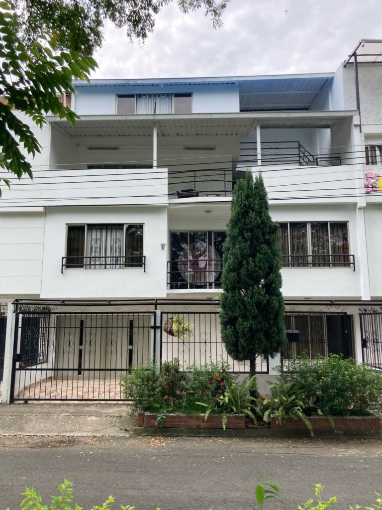 vendo casota en ciudad 2000