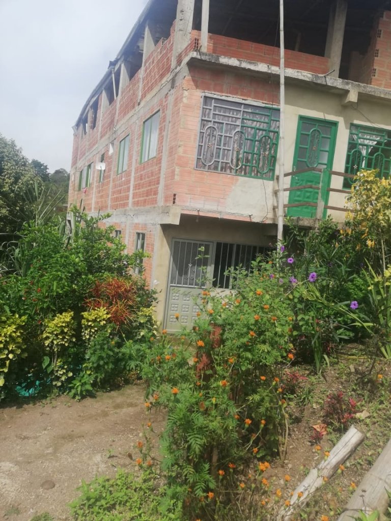 SE VENDE CASA UBICADA EN CAPARRAPI CUNDINAMARCA DE 3 PLANTAS