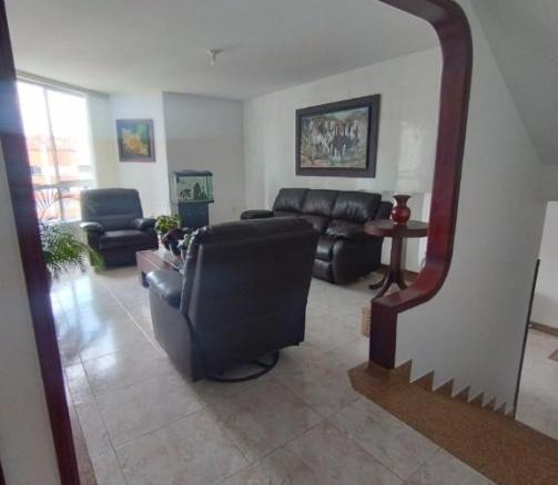 Apartamento en Altos de Cabecera y Local en cc Panama