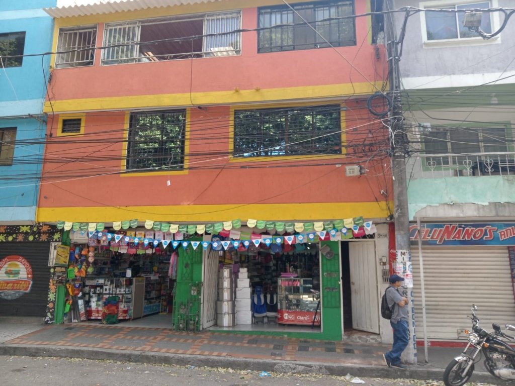 Apartamento en segundo piso, con vista a la calle en el barrio Campohermoso