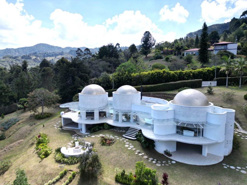 Mediterranean Style Home in Tablazo – Llanogrande with Mountain views and Great Outdoor Spaces