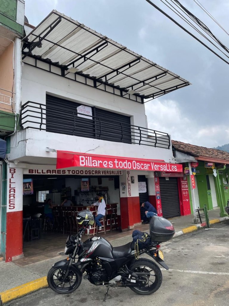 Propiedad con 2 Locales en el parque principal del corregimiento de Versalles, Santa Bárbara Antioquia