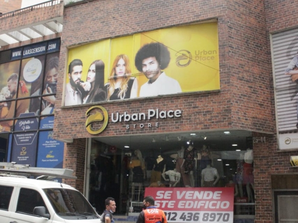 Edificio de 3 pisos en el barrio Antonia Santos