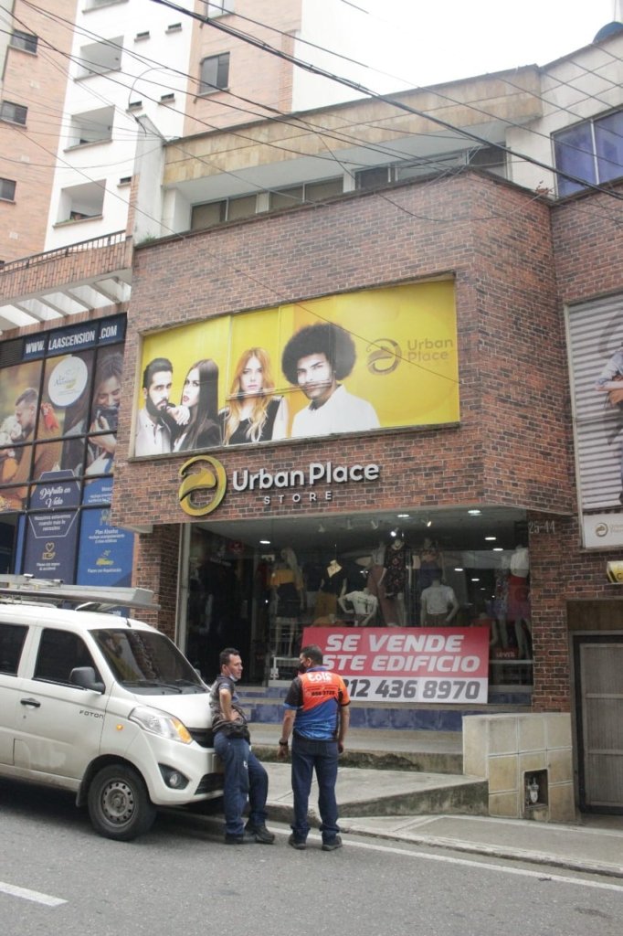 Edificio de 3 pisos en el barrio Antonia Santos