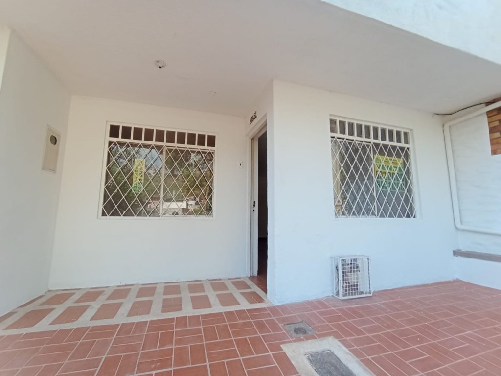 Casa de tres pisos en el barrio los Alpes
