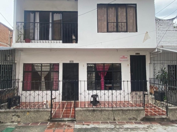 SE VENDE DOS CASAS EN UNA -BIFAMILIAR, TOTALMENTE INDEPENDIENTES EN EL BARRIO SALOMIA