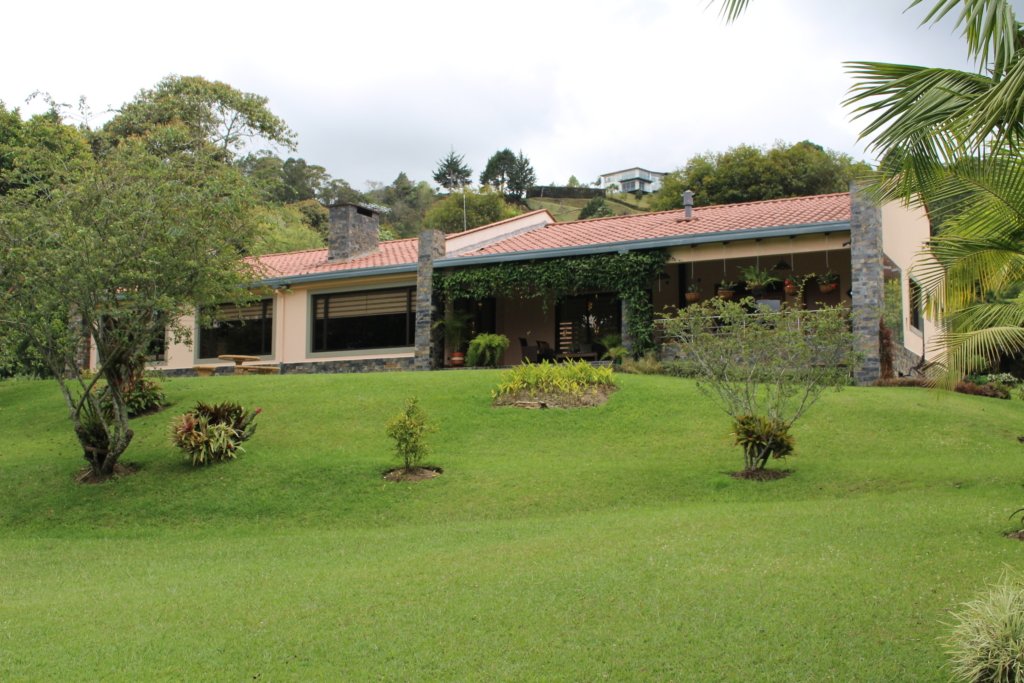 Spacious One Level Home with Lake, Brook, Guest Room and Much more in Gated Community – Heart of Llanogrande