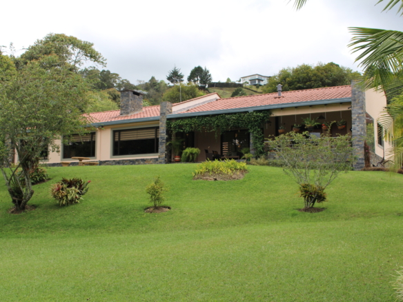 Spacious One Level Home with Lake, Brook, Guest Room and Much more in Gated Community – Heart of Llanogrande