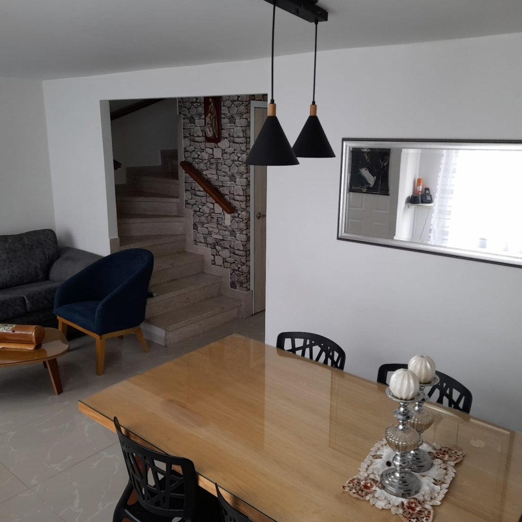 Casa de tres pisos en Villapilar en el conjunto Torres de Avila