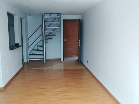 Apartamento quinto piso en unidad en el barrio El Refugio