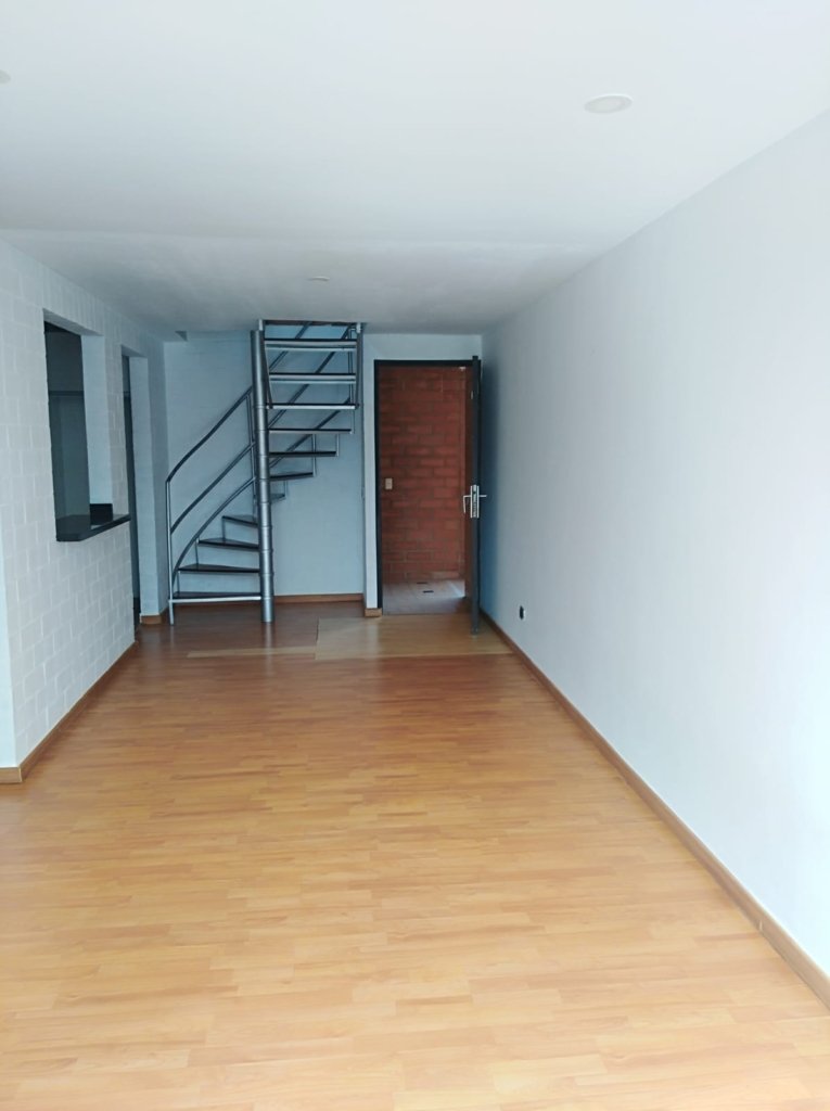 Apartamento quinto piso en unidad en el barrio El Refugio