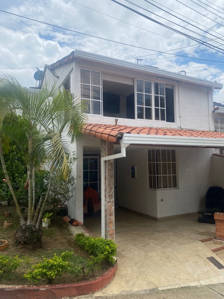 Casa en Prados de Santa Bárbara totalmente remodelada