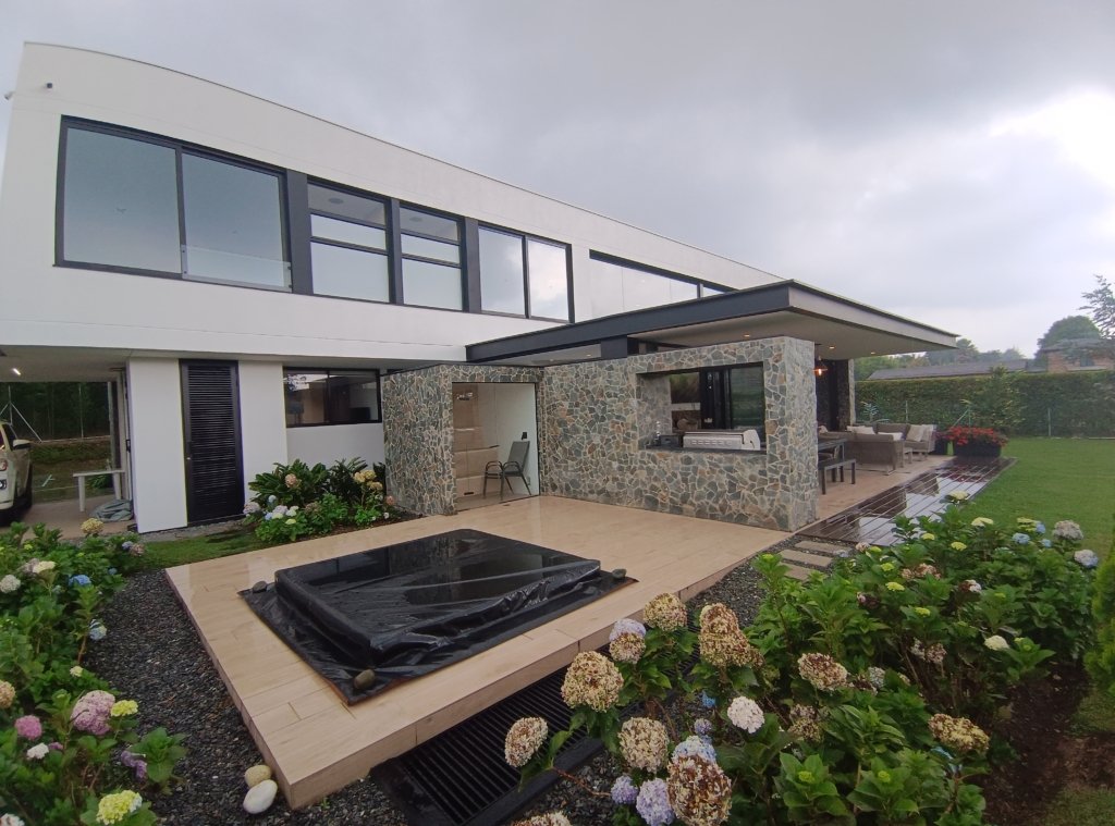 Top Residential Gated Community in Heart of Llanogrande, Near Country Club