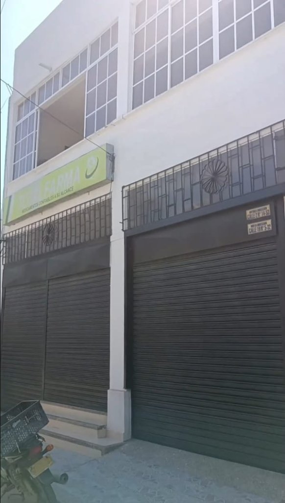 Propiedad Comercial de 3 niveles y Terraza en Gaira