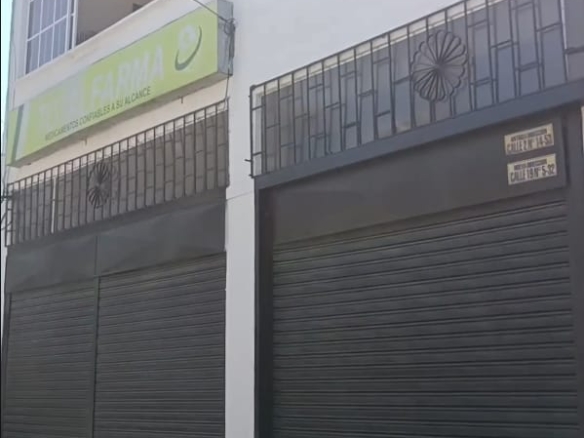Propiedad Comercial de 3 niveles y Terraza en Gaira