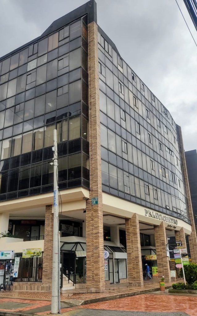 Vendo o arriendo Oficina ubicada en el edificio Francicentro en El Chicó