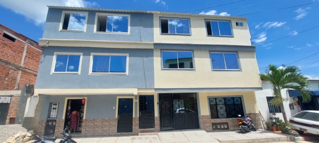 2 casas con 6 apartamentos y 1 aparta estudio en el barrio Gaitán