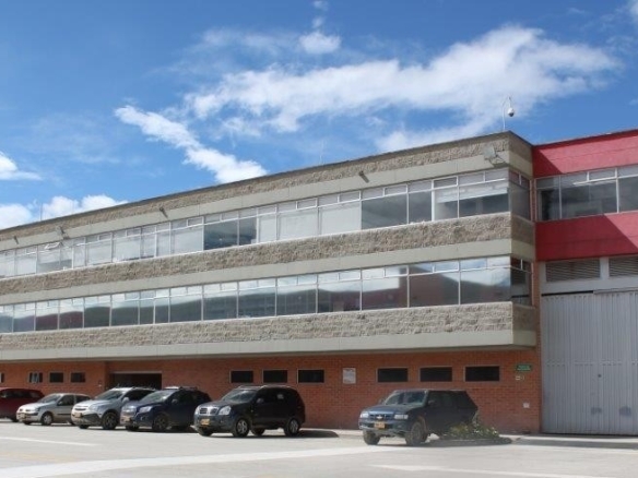 Bodega con oficinas AEPI