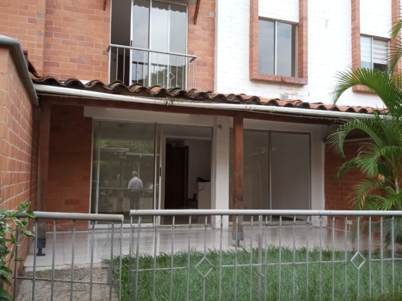 Arriendo Casa de 3 niveles en Hacienda del Alférez Ciudad Jardin
