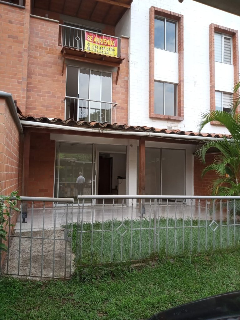 Arriendo Casa de 3 niveles en Hacienda del Alférez Ciudad Jardin
