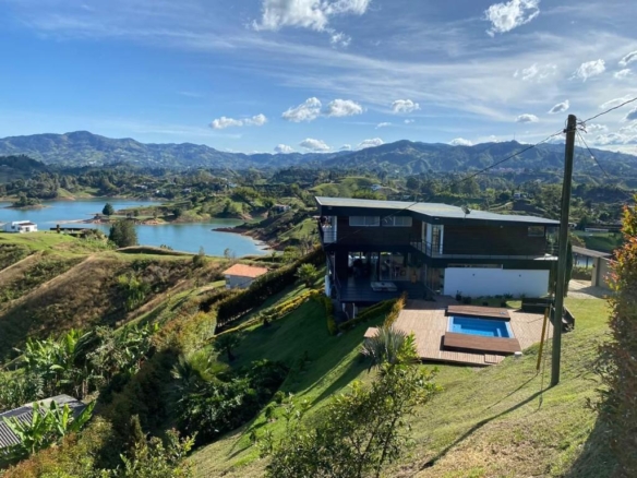 Casa en Guatapé vereda santa Ana a 8 km de la réplica del Peñol