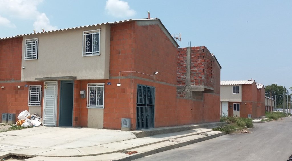 Casa Esquinera Vehicular acondicionada para Vivienda y Local Comercial