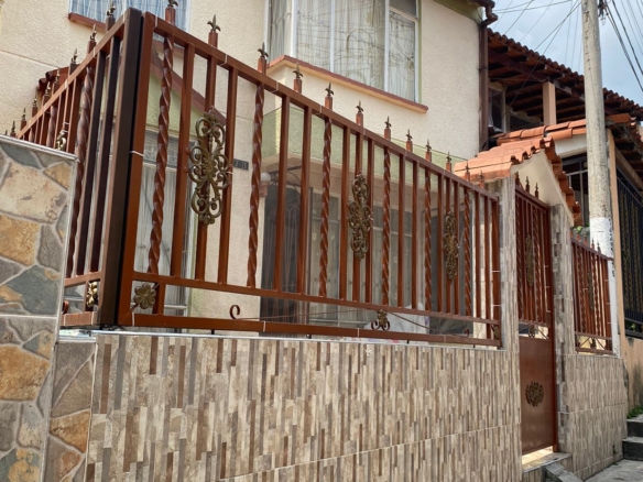 Casa de dos plantas en el barrio Villa Nueva del Campo