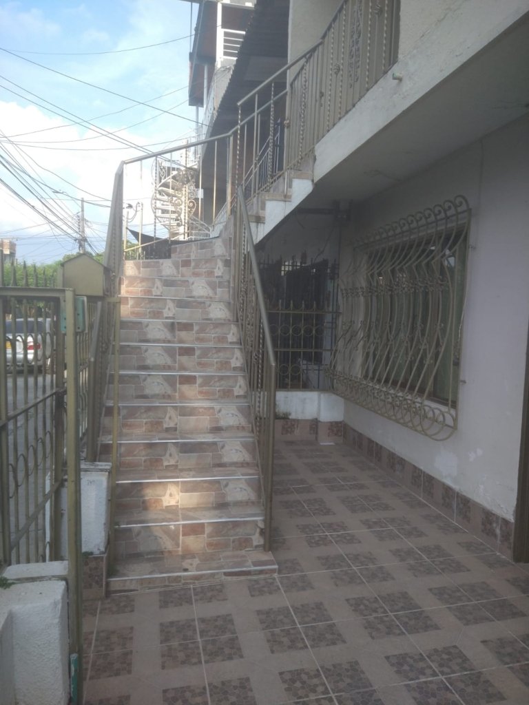 casa de dos pisos independientes barrio Las Ceibas