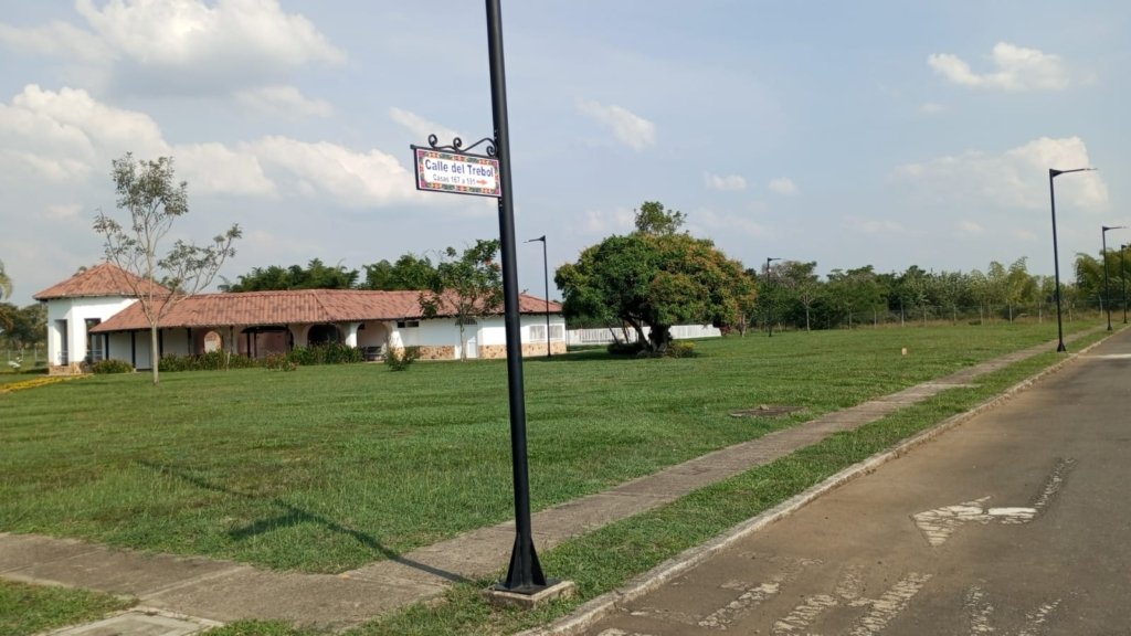 Lote en Condominio El Caney vía a la bolsa