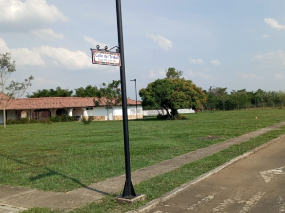 Lote en Condominio El Caney vía a la bolsa