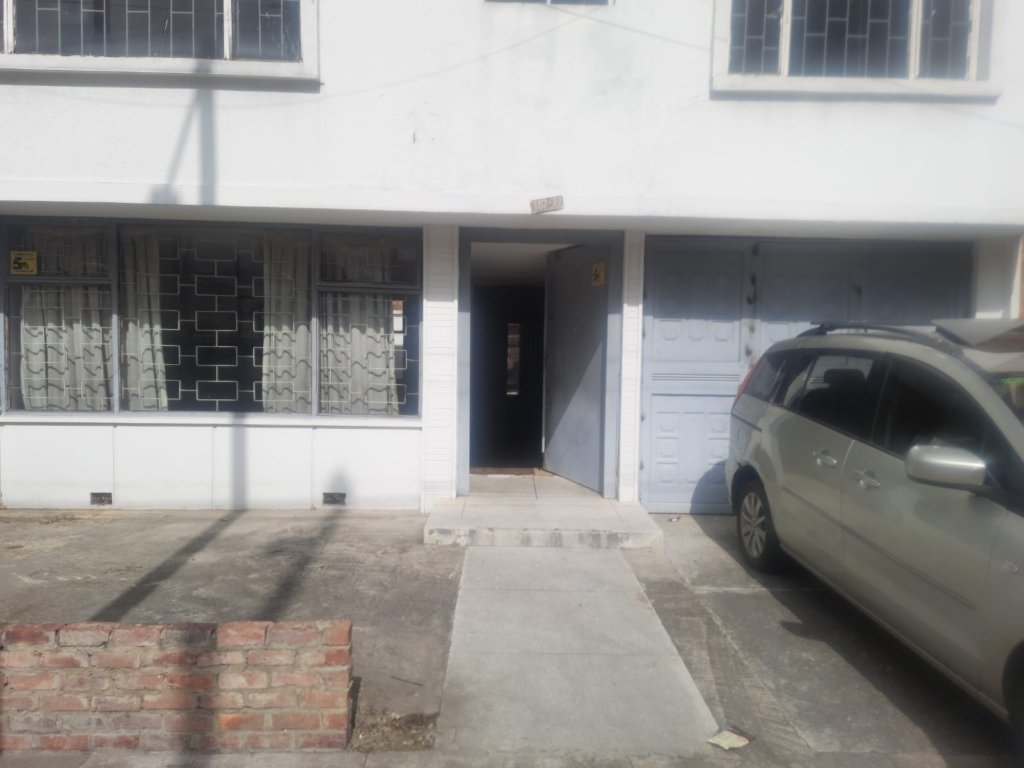 Precio de oportunidad. Casa en Santa Ana Occidental, para remodelar. Excelente ubicación.