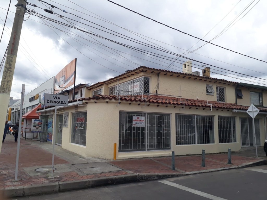 Casa comercial en la Autopista Norte con calle 159A
