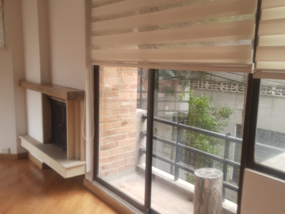 En VENTA apartamento ROSALES. Excelente ubicación. 2 habitaciones, 3 baños privados, cocina integral cerrada, zona ropas, 1 pq, 1 deposito.