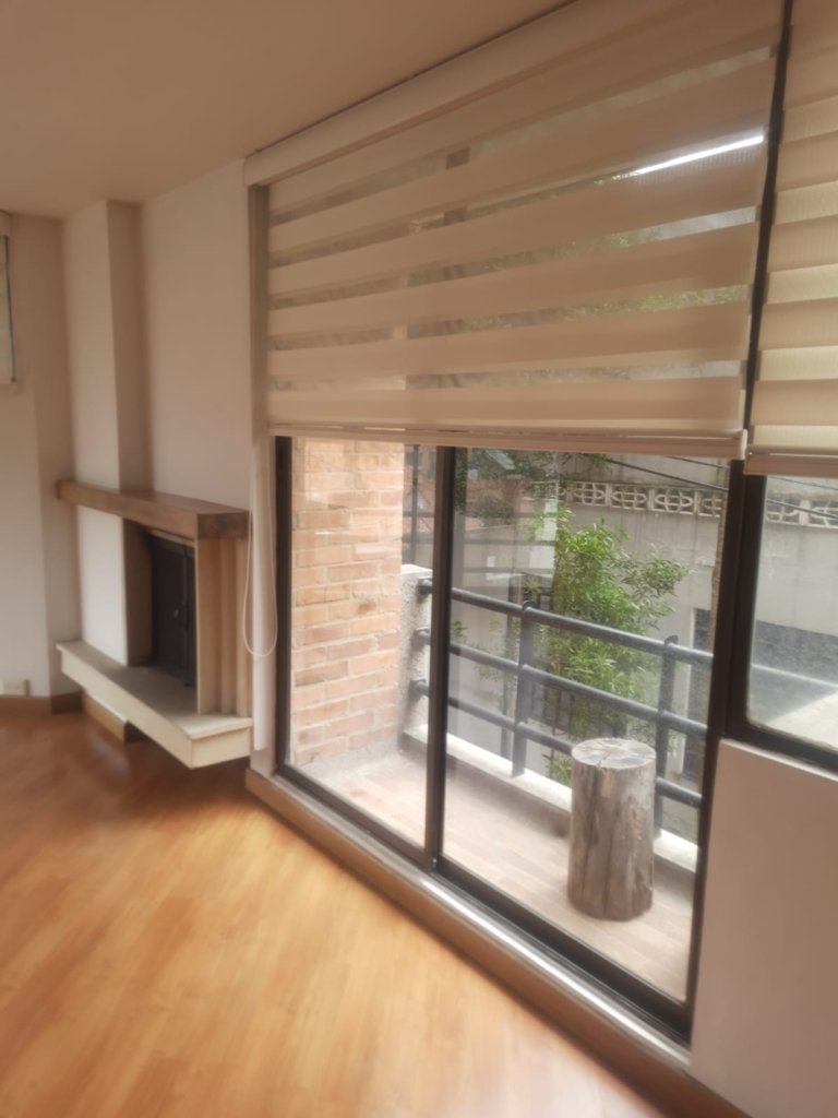 En VENTA apartamento ROSALES. Excelente ubicación. 2 habitaciones, 3 baños privados, cocina integral cerrada, zona ropas, 1 pq, 1 deposito.