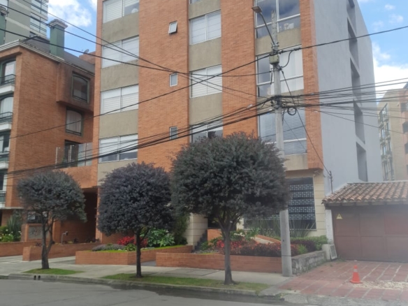 En venta o arriendo AMOBLADO, hermoso apartamento SANTA BARBARA. 166Mts, 3 habitaciones, CBS, 2 balcones, 2 pqs.