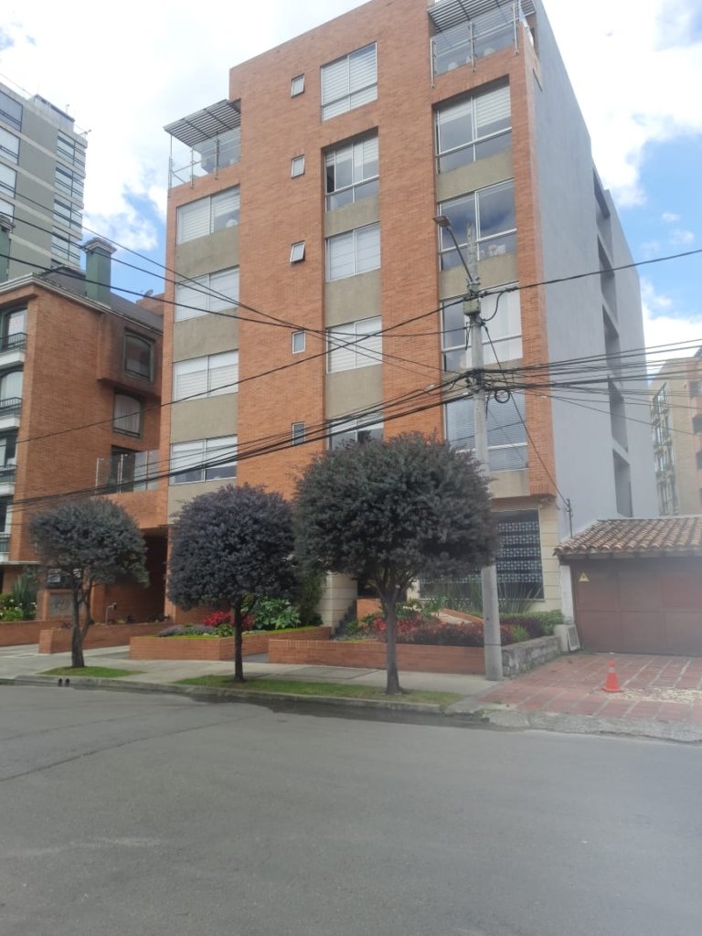 En venta o arriendo AMOBLADO, hermoso apartamento SANTA BARBARA. 166Mts, 3 habitaciones, CBS, 2 balcones, 2 pqs.